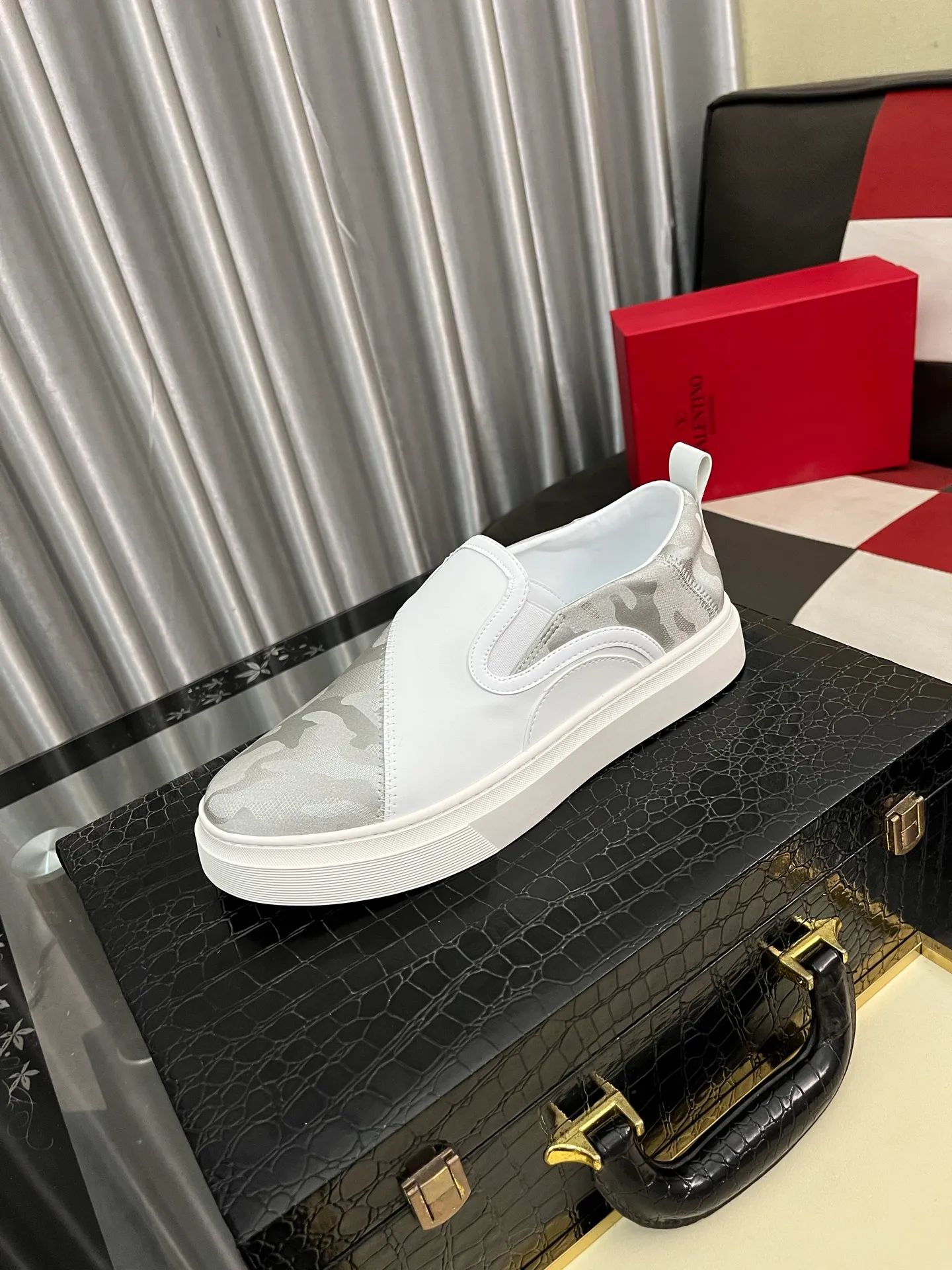 Men's shoes 💰420⌚️⌚️ VALENTINO Valentino's 2024 SS spring and summer new hot casual sports shoes, imported elastic fabric upper ➕The heel is Warren's exclusive rivet shape. The whole is very representative, the combination outsole is really easy to wear and very comfortable on the foot~, classic, comfortable and versatile! Size: 38-443️⃣Colors available